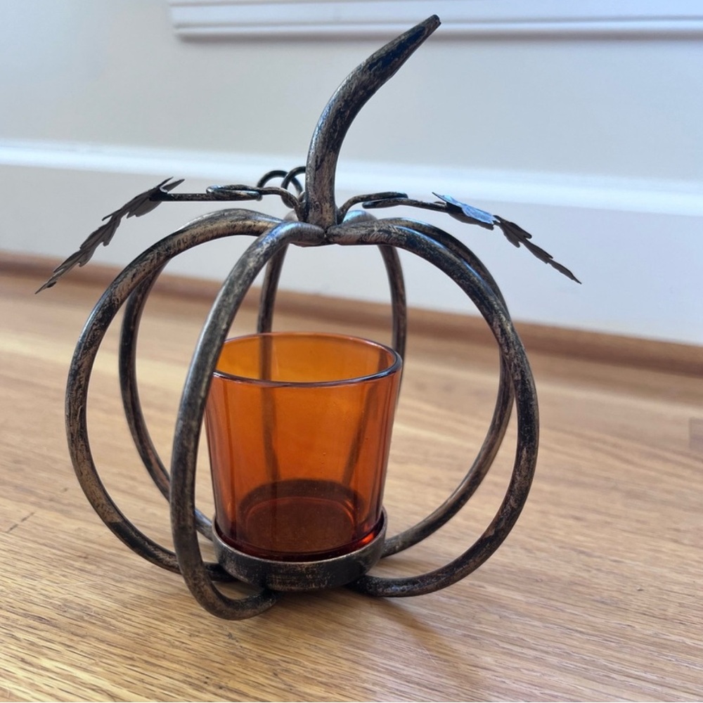 🍂 Rustic Metal Pumpkin Candle Holder – Fall & Halloween Decor 🍂 - Picture 4 of 5